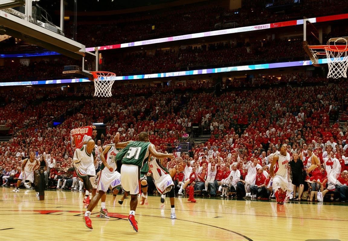 2007年NBA火箭对雄鹿巅峰对决：姚麦大战维尔斯经典瞬间回顾